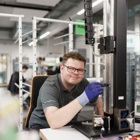 Ein männlicher Mitarbeiter kalibriert einen Wegsensor