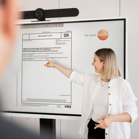 Akkreditierungsvorbereitung Eine Frau erklärt die Akkreditierungsvorbereitung