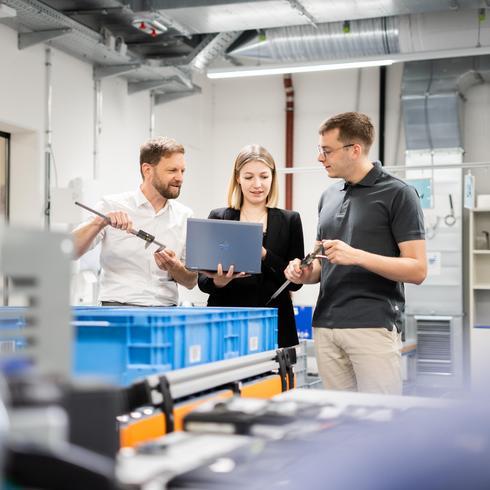 MSA-Messsystemanalyse 3 Mitarbeiter beraten sich zum Thema MSA