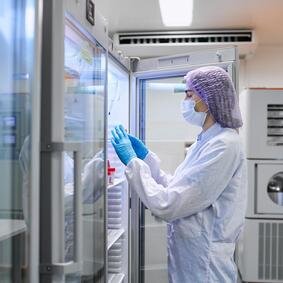 Temperaturverteilungsmessung in einem Tiefkühlschrank Ein Techniker führt eine Temperaturverteilungsmessung in einem Tiefkühlschrank durch, der zur Lagerung von pharmazeutischen Produkten eingesetzt wird.