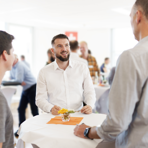 Events bei Testo Industrial Services Ein Mitarbeiter der Testo Industrial Services spricht mit Kunden
