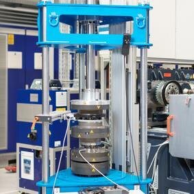 Drehmomentprüfstand Einsatz der Drehmomentprüfstand bis 5 kNm bei einem Kunden vor Ort