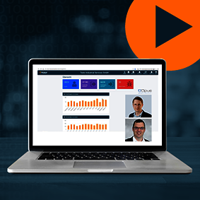 Webinar – Nahtlose Integration: Prüfmittelmanagement und VDI/VDE-Schnittstelle in SAP mit GOpus Screenshot des Webinars mit Fotos der Referenten auf dem Bildschirm eines Laptops vor blauem Hintergrund